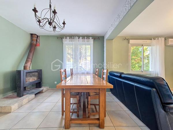 À la recherche d’espace, de calme et de nature pour votre famille (et vos animaux) ?

Découvrez cette maison des années 70 de 170 m² habitables, nichée dans un environnement verdoyant, à seulement quelques minutes de l'autoroute et des commerces 

Dès l’entrée, vous serez séduit par un séjour lumineux de plus de 40 m², une cuisine équipée de 26 m² ouverte sur la terrasse, et la possibilité d’une suite parentale de plain-pied.

À l’étage, 4 belles chambres avec parquet et placards bois, un bureau, une salle de bain et un WC séparé complètent ce bien.

Un terrain de plus de 8 700 m², parfait pour accueillir chevaux, moutons, poules ou autres compagnons à 4 pattes, avec un jardin arboré, un garage et une dépendance.

La maison est équipée d’une pompe à chaleur air/air, de menuiseries en double vitrage, et offre de nombreuses possibilités d’aménagement.
