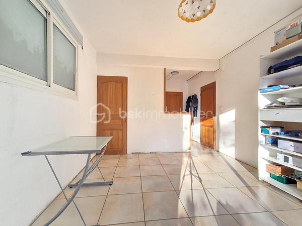 À la recherche d’espace, de calme et de nature pour votre famille (et vos animaux) ?

Découvrez cette maison des années 70 de 170 m² habitables, nichée dans un environnement verdoyant, à seulement quelques minutes de l'autoroute et des commerces 

Dès l’entrée, vous serez séduit par un séjour lumineux de plus de 40 m², une cuisine équipée de 26 m² ouverte sur la terrasse, et la possibilité d’une suite parentale de plain-pied.

À l’étage, 4 belles chambres avec parquet et placards bois, un bureau, une salle de bain et un WC séparé complètent ce bien.

Un terrain de plus de 8 700 m², parfait pour accueillir chevaux, moutons, poules ou autres compagnons à 4 pattes, avec un jardin arboré, un garage et une dépendance.

La maison est équipée d’une pompe à chaleur air/air, de menuiseries en double vitrage, et offre de nombreuses possibilités d’aménagement.