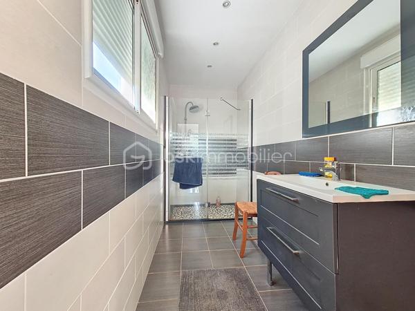 À la recherche d’espace, de calme et de nature pour votre famille (et vos animaux) ?

Découvrez cette maison des années 70 de 170 m² habitables, nichée dans un environnement verdoyant, à seulement quelques minutes de l'autoroute et des commerces 

Dès l’entrée, vous serez séduit par un séjour lumineux de plus de 40 m², une cuisine équipée de 26 m² ouverte sur la terrasse, et la possibilité d’une suite parentale de plain-pied.

À l’étage, 4 belles chambres avec parquet et placards bois, un bureau, une salle de bain et un WC séparé complètent ce bien.

Un terrain de plus de 8 700 m², parfait pour accueillir chevaux, moutons, poules ou autres compagnons à 4 pattes, avec un jardin arboré, un garage et une dépendance.

La maison est équipée d’une pompe à chaleur air/air, de menuiseries en double vitrage, et offre de nombreuses possibilités d’aménagement.