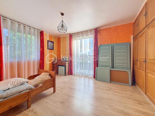 À la recherche d’espace, de calme et de nature pour votre famille (et vos animaux) ?

Découvrez cette maison des années 70 de 170 m² habitables, nichée dans un environnement verdoyant, à seulement quelques minutes de l'autoroute et des commerces 

Dès l’entrée, vous serez séduit par un séjour lumineux de plus de 40 m², une cuisine équipée de 26 m² ouverte sur la terrasse, et la possibilité d’une suite parentale de plain-pied.

À l’étage, 4 belles chambres avec parquet et placards bois, un bureau, une salle de bain et un WC séparé complètent ce bien.

Un terrain de plus de 8 700 m², parfait pour accueillir chevaux, moutons, poules ou autres compagnons à 4 pattes, avec un jardin arboré, un garage et une dépendance.

La maison est équipée d’une pompe à chaleur air/air, de menuiseries en double vitrage, et offre de nombreuses possibilités d’aménagement.