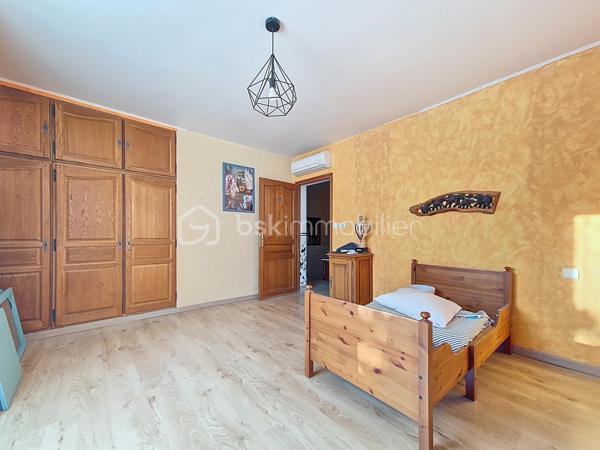 À la recherche d’espace, de calme et de nature pour votre famille (et vos animaux) ?

Découvrez cette maison des années 70 de 170 m² habitables, nichée dans un environnement verdoyant, à seulement quelques minutes de l'autoroute et des commerces 

Dès l’entrée, vous serez séduit par un séjour lumineux de plus de 40 m², une cuisine équipée de 26 m² ouverte sur la terrasse, et la possibilité d’une suite parentale de plain-pied.

À l’étage, 4 belles chambres avec parquet et placards bois, un bureau, une salle de bain et un WC séparé complètent ce bien.

Un terrain de plus de 8 700 m², parfait pour accueillir chevaux, moutons, poules ou autres compagnons à 4 pattes, avec un jardin arboré, un garage et une dépendance.

La maison est équipée d’une pompe à chaleur air/air, de menuiseries en double vitrage, et offre de nombreuses possibilités d’aménagement.