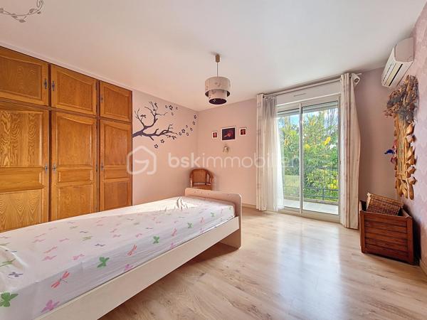 À la recherche d’espace, de calme et de nature pour votre famille (et vos animaux) ?

Découvrez cette maison des années 70 de 170 m² habitables, nichée dans un environnement verdoyant, à seulement quelques minutes de l'autoroute et des commerces 

Dès l’entrée, vous serez séduit par un séjour lumineux de plus de 40 m², une cuisine équipée de 26 m² ouverte sur la terrasse, et la possibilité d’une suite parentale de plain-pied.

À l’étage, 4 belles chambres avec parquet et placards bois, un bureau, une salle de bain et un WC séparé complètent ce bien.

Un terrain de plus de 8 700 m², parfait pour accueillir chevaux, moutons, poules ou autres compagnons à 4 pattes, avec un jardin arboré, un garage et une dépendance.

La maison est équipée d’une pompe à chaleur air/air, de menuiseries en double vitrage, et offre de nombreuses possibilités d’aménagement.