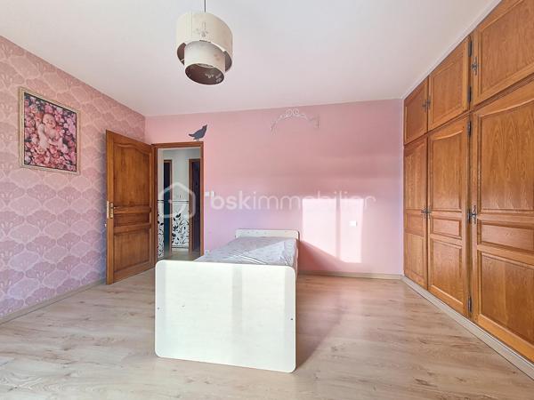 À la recherche d’espace, de calme et de nature pour votre famille (et vos animaux) ?

Découvrez cette maison des années 70 de 170 m² habitables, nichée dans un environnement verdoyant, à seulement quelques minutes de l'autoroute et des commerces 

Dès l’entrée, vous serez séduit par un séjour lumineux de plus de 40 m², une cuisine équipée de 26 m² ouverte sur la terrasse, et la possibilité d’une suite parentale de plain-pied.

À l’étage, 4 belles chambres avec parquet et placards bois, un bureau, une salle de bain et un WC séparé complètent ce bien.

Un terrain de plus de 8 700 m², parfait pour accueillir chevaux, moutons, poules ou autres compagnons à 4 pattes, avec un jardin arboré, un garage et une dépendance.

La maison est équipée d’une pompe à chaleur air/air, de menuiseries en double vitrage, et offre de nombreuses possibilités d’aménagement.