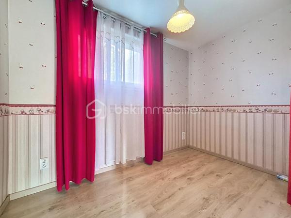 À la recherche d’espace, de calme et de nature pour votre famille (et vos animaux) ?

Découvrez cette maison des années 70 de 170 m² habitables, nichée dans un environnement verdoyant, à seulement quelques minutes de l'autoroute et des commerces 

Dès l’entrée, vous serez séduit par un séjour lumineux de plus de 40 m², une cuisine équipée de 26 m² ouverte sur la terrasse, et la possibilité d’une suite parentale de plain-pied.

À l’étage, 4 belles chambres avec parquet et placards bois, un bureau, une salle de bain et un WC séparé complètent ce bien.

Un terrain de plus de 8 700 m², parfait pour accueillir chevaux, moutons, poules ou autres compagnons à 4 pattes, avec un jardin arboré, un garage et une dépendance.

La maison est équipée d’une pompe à chaleur air/air, de menuiseries en double vitrage, et offre de nombreuses possibilités d’aménagement.