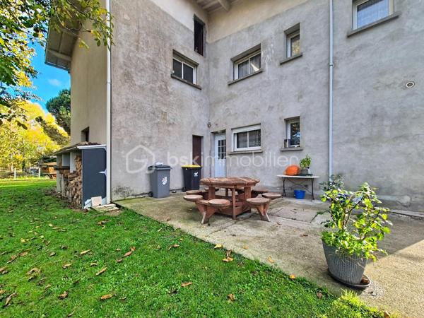 À la recherche d’espace, de calme et de nature pour votre famille (et vos animaux) ?

Découvrez cette maison des années 70 de 170 m² habitables, nichée dans un environnement verdoyant, à seulement quelques minutes de l'autoroute et des commerces 

Dès l’entrée, vous serez séduit par un séjour lumineux de plus de 40 m², une cuisine équipée de 26 m² ouverte sur la terrasse, et la possibilité d’une suite parentale de plain-pied.

À l’étage, 4 belles chambres avec parquet et placards bois, un bureau, une salle de bain et un WC séparé complètent ce bien.

Un terrain de plus de 8 700 m², parfait pour accueillir chevaux, moutons, poules ou autres compagnons à 4 pattes, avec un jardin arboré, un garage et une dépendance.

La maison est équipée d’une pompe à chaleur air/air, de menuiseries en double vitrage, et offre de nombreuses possibilités d’aménagement.