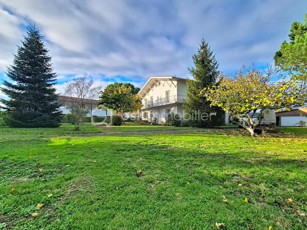 À la recherche d’espace, de calme et de nature pour votre famille (et vos animaux) ?

Découvrez cette maison des années 70 de 170 m² habitables, nichée dans un environnement verdoyant, à seulement quelques minutes de l'autoroute et des commerces 

Dès l’entrée, vous serez séduit par un séjour lumineux de plus de 40 m², une cuisine équipée de 26 m² ouverte sur la terrasse, et la possibilité d’une suite parentale de plain-pied.

À l’étage, 4 belles chambres avec parquet et placards bois, un bureau, une salle de bain et un WC séparé complètent ce bien.

Un terrain de plus de 8 700 m², parfait pour accueillir chevaux, moutons, poules ou autres compagnons à 4 pattes, avec un jardin arboré, un garage et une dépendance.

La maison est équipée d’une pompe à chaleur air/air, de menuiseries en double vitrage, et offre de nombreuses possibilités d’aménagement.
