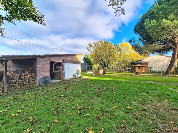 À la recherche d’espace, de calme et de nature pour votre famille (et vos animaux) ?

Découvrez cette maison des années 70 de 170 m² habitables, nichée dans un environnement verdoyant, à seulement quelques minutes de l'autoroute et des commerces 

Dès l’entrée, vous serez séduit par un séjour lumineux de plus de 40 m², une cuisine équipée de 26 m² ouverte sur la terrasse, et la possibilité d’une suite parentale de plain-pied.

À l’étage, 4 belles chambres avec parquet et placards bois, un bureau, une salle de bain et un WC séparé complètent ce bien.

Un terrain de plus de 8 700 m², parfait pour accueillir chevaux, moutons, poules ou autres compagnons à 4 pattes, avec un jardin arboré, un garage et une dépendance.

La maison est équipée d’une pompe à chaleur air/air, de menuiseries en double vitrage, et offre de nombreuses possibilités d’aménagement.