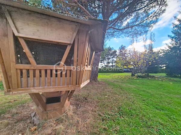 À la recherche d’espace, de calme et de nature pour votre famille (et vos animaux) ?

Découvrez cette maison des années 70 de 170 m² habitables, nichée dans un environnement verdoyant, à seulement quelques minutes de l'autoroute et des commerces 

Dès l’entrée, vous serez séduit par un séjour lumineux de plus de 40 m², une cuisine équipée de 26 m² ouverte sur la terrasse, et la possibilité d’une suite parentale de plain-pied.

À l’étage, 4 belles chambres avec parquet et placards bois, un bureau, une salle de bain et un WC séparé complètent ce bien.

Un terrain de plus de 8 700 m², parfait pour accueillir chevaux, moutons, poules ou autres compagnons à 4 pattes, avec un jardin arboré, un garage et une dépendance.

La maison est équipée d’une pompe à chaleur air/air, de menuiseries en double vitrage, et offre de nombreuses possibilités d’aménagement.