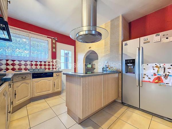 À la recherche d’espace, de calme et de nature pour votre famille (et vos animaux) ?

Découvrez cette maison des années 70 de 170 m² habitables, nichée dans un environnement verdoyant, à seulement quelques minutes de l'autoroute et des commerces 

Dès l’entrée, vous serez séduit par un séjour lumineux de plus de 40 m², une cuisine équipée de 26 m² ouverte sur la terrasse, et la possibilité d’une suite parentale de plain-pied.

À l’étage, 4 belles chambres avec parquet et placards bois, un bureau, une salle de bain et un WC séparé complètent ce bien.

Un terrain de plus de 8 700 m², parfait pour accueillir chevaux, moutons, poules ou autres compagnons à 4 pattes, avec un jardin arboré, un garage et une dépendance.

La maison est équipée d’une pompe à chaleur air/air, de menuiseries en double vitrage, et offre de nombreuses possibilités d’aménagement.