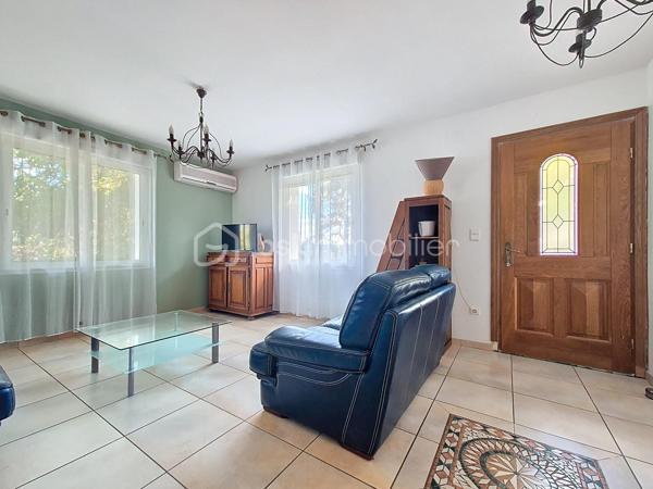 À la recherche d’espace, de calme et de nature pour votre famille (et vos animaux) ?

Découvrez cette maison des années 70 de 170 m² habitables, nichée dans un environnement verdoyant, à seulement quelques minutes de l'autoroute et des commerces 

Dès l’entrée, vous serez séduit par un séjour lumineux de plus de 40 m², une cuisine équipée de 26 m² ouverte sur la terrasse, et la possibilité d’une suite parentale de plain-pied.

À l’étage, 4 belles chambres avec parquet et placards bois, un bureau, une salle de bain et un WC séparé complètent ce bien.

Un terrain de plus de 8 700 m², parfait pour accueillir chevaux, moutons, poules ou autres compagnons à 4 pattes, avec un jardin arboré, un garage et une dépendance.

La maison est équipée d’une pompe à chaleur air/air, de menuiseries en double vitrage, et offre de nombreuses possibilités d’aménagement.