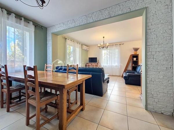 À la recherche d’espace, de calme et de nature pour votre famille (et vos animaux) ?

Découvrez cette maison des années 70 de 170 m² habitables, nichée dans un environnement verdoyant, à seulement quelques minutes de l'autoroute et des commerces 

Dès l’entrée, vous serez séduit par un séjour lumineux de plus de 40 m², une cuisine équipée de 26 m² ouverte sur la terrasse, et la possibilité d’une suite parentale de plain-pied.

À l’étage, 4 belles chambres avec parquet et placards bois, un bureau, une salle de bain et un WC séparé complètent ce bien.

Un terrain de plus de 8 700 m², parfait pour accueillir chevaux, moutons, poules ou autres compagnons à 4 pattes, avec un jardin arboré, un garage et une dépendance.

La maison est équipée d’une pompe à chaleur air/air, de menuiseries en double vitrage, et offre de nombreuses possibilités d’aménagement.