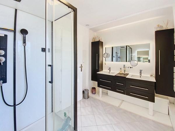 *** VILLA * 4 CHAMBRES * TERRAIN * PISCINE ***