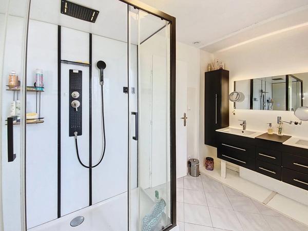 *** VILLA * 4 CHAMBRES * TERRAIN * PISCINE ***
