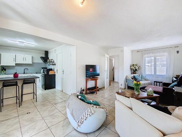 *** VILLA * 4 CHAMBRES * TERRAIN * PISCINE ***