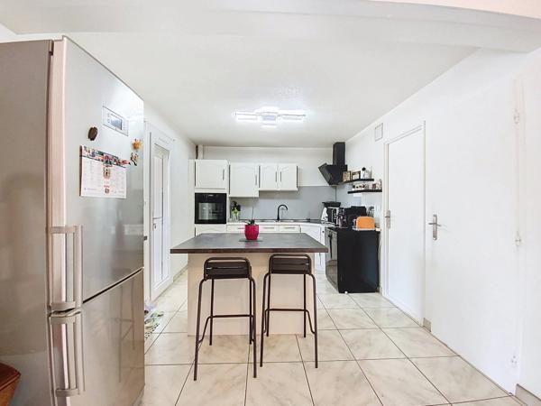 *** VILLA * 4 CHAMBRES * TERRAIN * PISCINE ***