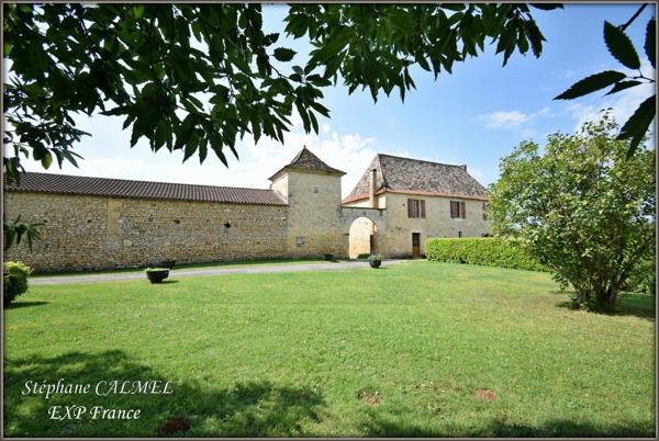 Secteur Lalinde - 20 kms de Bergerac - Au calme - Corps de ferme maison + 2 gîtes - Terrain de 6 hectares