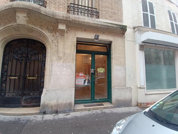 BOUTIQUE BUREAU AVEC VITRINE SUR RUE