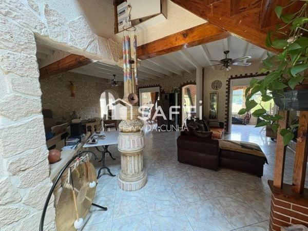 Villa de caractère avec piscine et espace studio