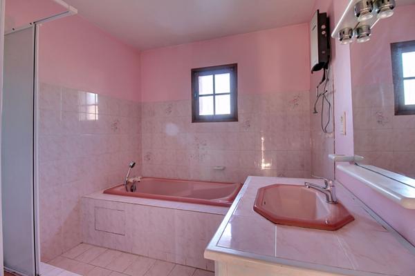 A VENDRE EN EXCLUSIVITE ! Maison Vidauban environ 95 m² , terrain de 734 m² avec garage et cabanon .