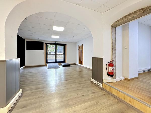 Local Commercial
         3 pièces
        - 70 m² Exclusivité 145 000 € *