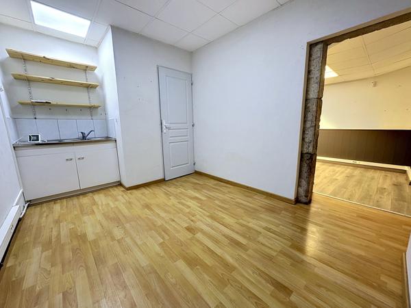 Local Commercial
         3 pièces
        - 70 m² Exclusivité 145 000 € *