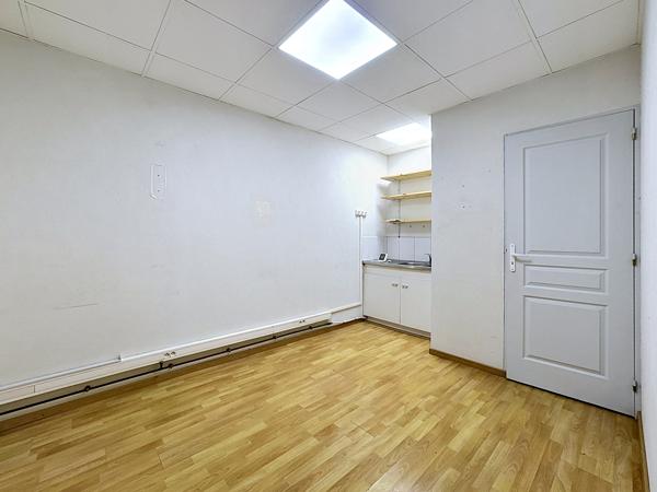 Local Commercial
         3 pièces
        - 70 m² Exclusivité 145 000 € *