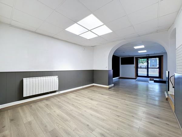 Local Commercial
         3 pièces
        - 70 m² Exclusivité 145 000 € *
