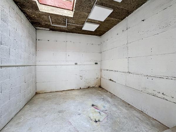 Local Commercial
         3 pièces
        - 70 m² Exclusivité 145 000 € *