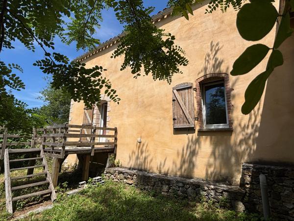Maison en pleine nature, sur terrain boisé