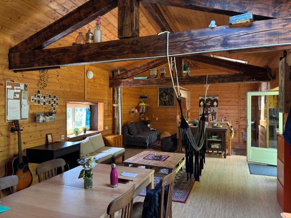 Maison en pleine nature, sur terrain boisé