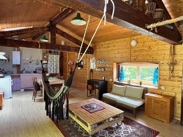 Maison en pleine nature, sur terrain boisé