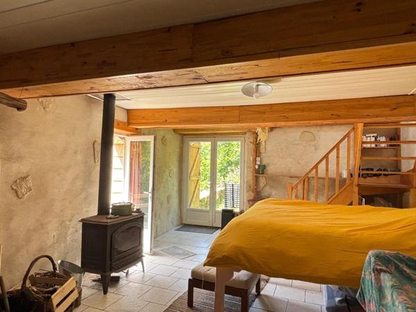 Maison en pleine nature, sur terrain boisé