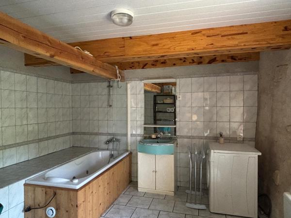 Maison en pleine nature, sur terrain boisé