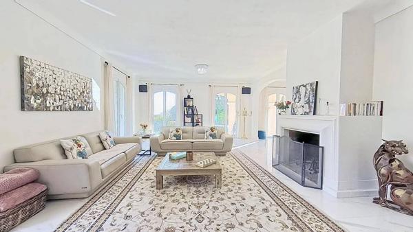 Villa de Charme à Vence 342m² - 5 Chambres - Aperçu Mer - Piscine - Terrasses et Jardin Paysagé