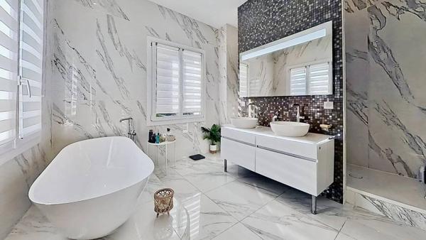 Villa de Charme à Vence 342m² - 5 Chambres - Aperçu Mer - Piscine - Terrasses et Jardin Paysagé