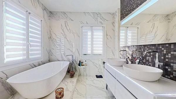 Villa de Charme à Vence 342m² - 5 Chambres - Aperçu Mer - Piscine - Terrasses et Jardin Paysagé