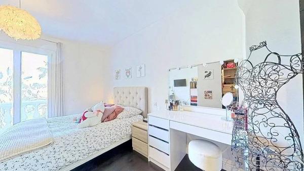 Villa de Charme à Vence 342m² - 5 Chambres - Aperçu Mer - Piscine - Terrasses et Jardin Paysagé