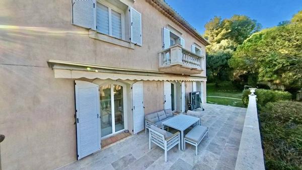 Villa de Charme à Vence 342m² - 5 Chambres - Aperçu Mer - Piscine - Terrasses et Jardin Paysagé