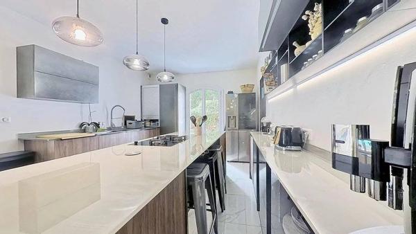 Villa de Charme à Vence 342m² - 5 Chambres - Aperçu Mer - Piscine - Terrasses et Jardin Paysagé