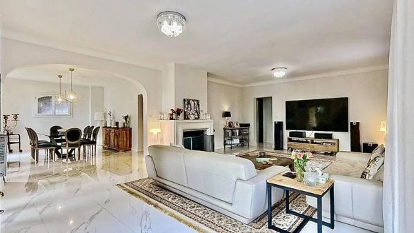 Villa de Charme à Vence 342m² - 5 Chambres - Aperçu Mer - Piscine - Terrasses et Jardin Paysagé