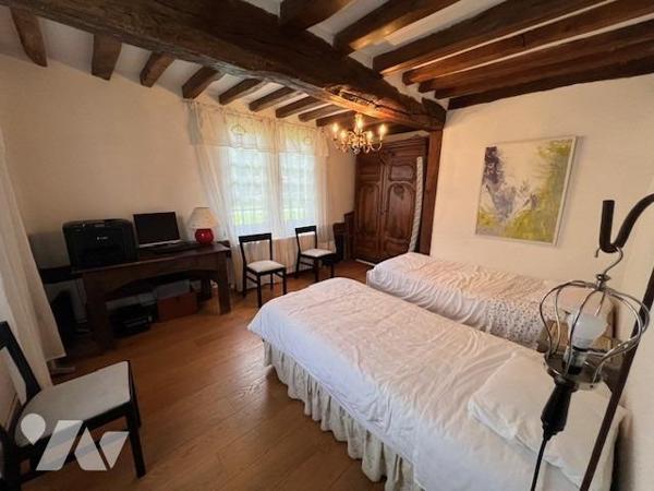 PROXIMITE IMMEDIATE DE THIBERVILLE BELLE PROPRIETE AVEC PISCINE DANS UN BEL ENVIRONNEMENT