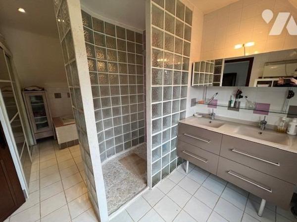 PROXIMITE IMMEDIATE DE THIBERVILLE BELLE PROPRIETE AVEC PISCINE DANS UN BEL ENVIRONNEMENT