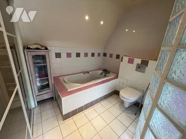 PROXIMITE IMMEDIATE DE THIBERVILLE BELLE PROPRIETE AVEC PISCINE DANS UN BEL ENVIRONNEMENT