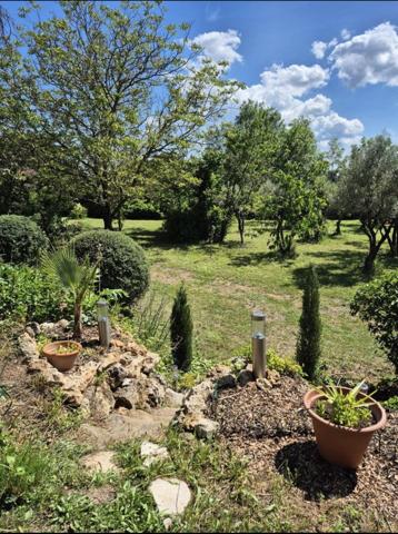 Cotignac (83570) COTIGNAC Grande propriété, 3 Bâtisses sur 3500m² de terrain arboré avec vue dégagée, idéal pour une activité