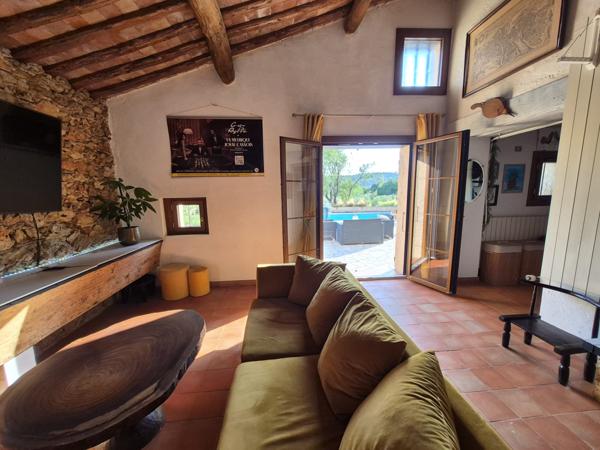 Cotignac (83570) COTIGNAC Grande propriété, 3 Bâtisses sur 3500m² de terrain arboré avec vue dégagée, idéal pour une activité