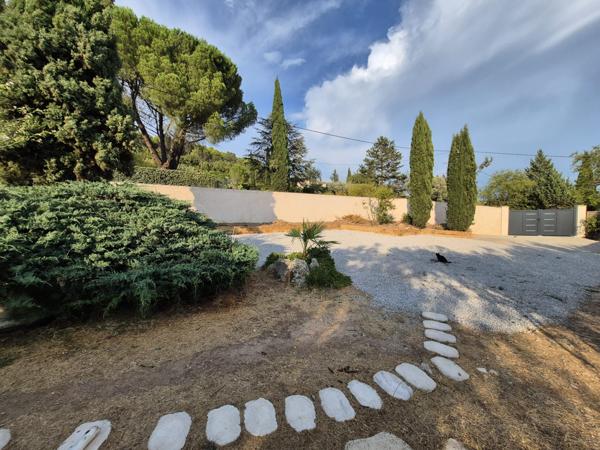 Cotignac (83570) COTIGNAC Grande propriété, 3 Bâtisses sur 3500m² de terrain arboré avec vue dégagée, idéal pour une activité