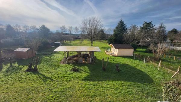 Charmante maison des années 1980, idéalement située à proximité des commodités