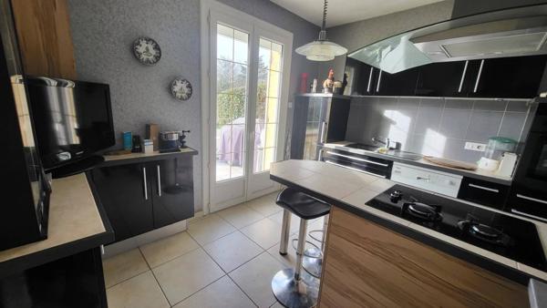 Charmante maison des années 1980, idéalement située à proximité des commodités