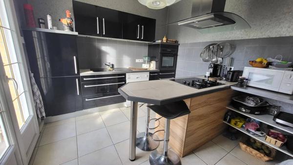 Charmante maison des années 1980, idéalement située à proximité des commodités