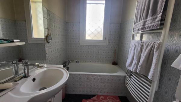 Charmante maison des années 1980, idéalement située à proximité des commodités